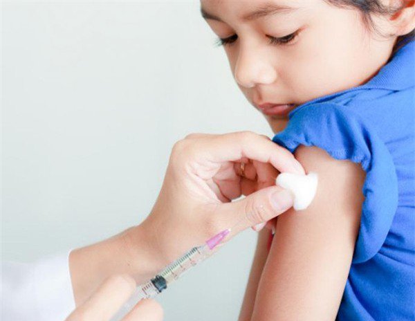 Tiêm vắc- xin đầy đủ giúp nâng cao sức khỏe cộng đồng.