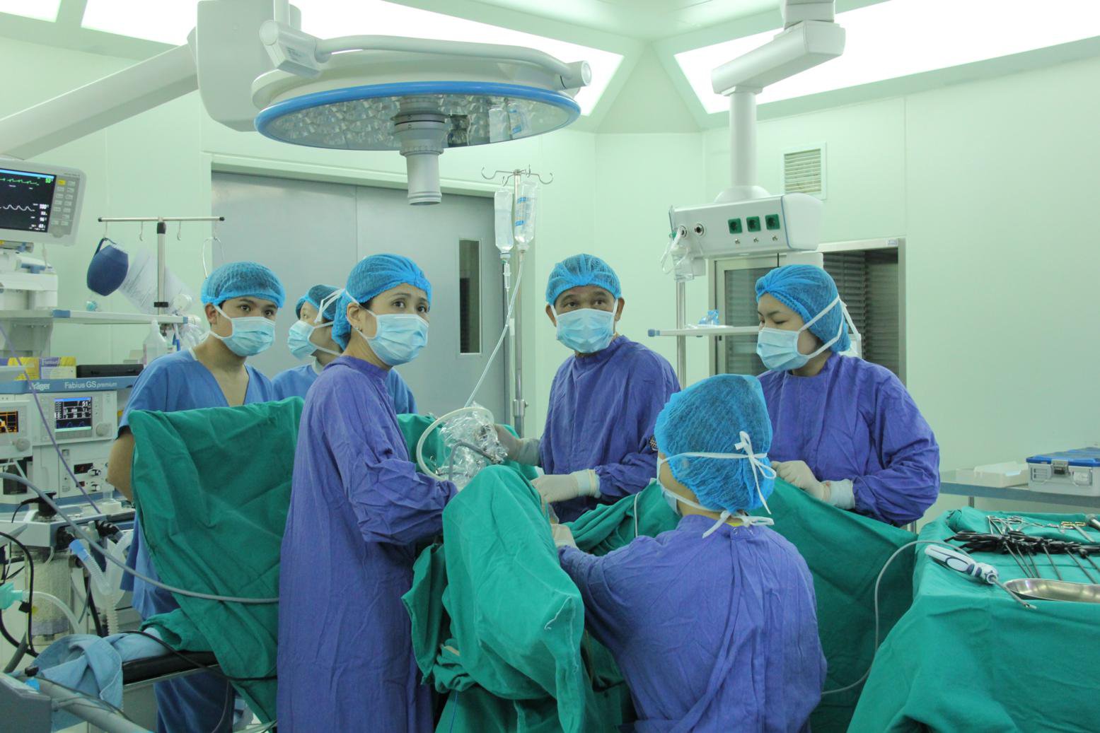 Tìm hiểu phẫu thuật nội soi thai ngoài tử cung bị vỡ tại Vinmec