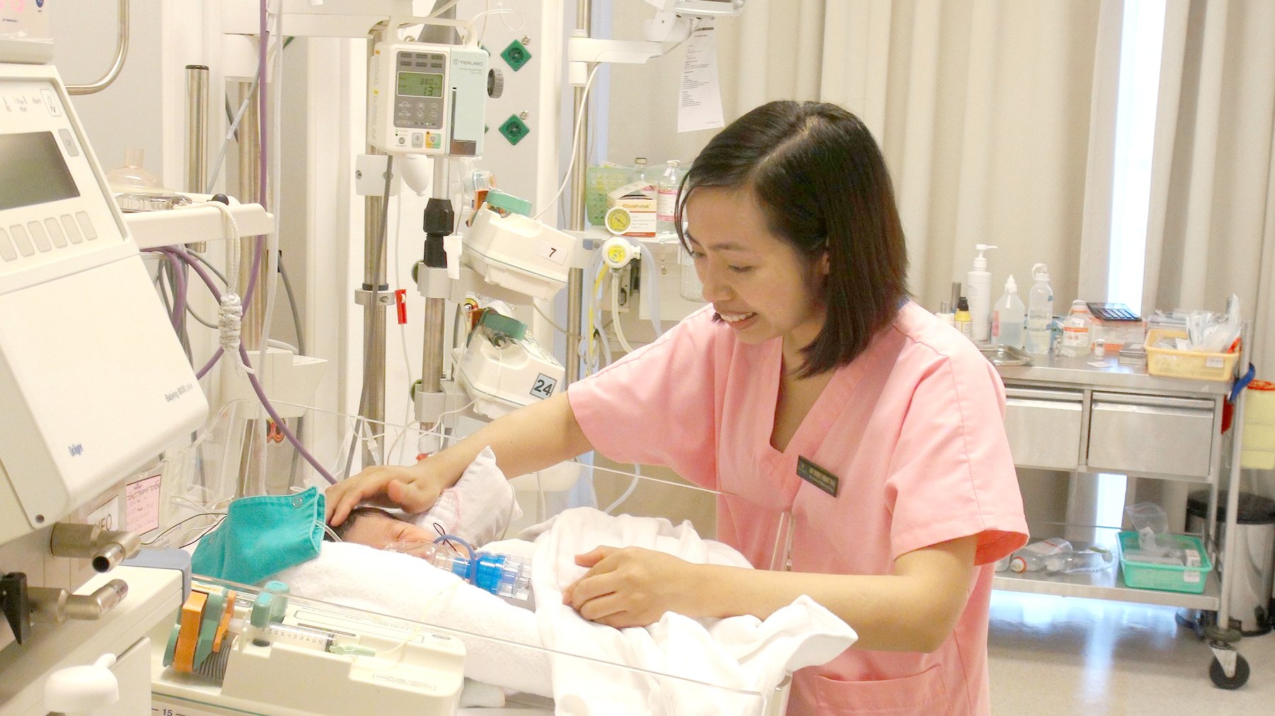 Bác sĩ Triệu Thị Hồng Thái chăm sóc trẻ sinh non