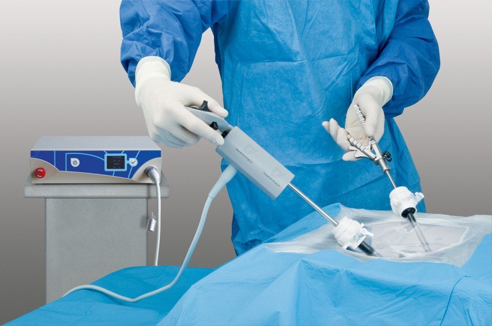 Phẫu thuật ít xâm hại bằng robot (robotic surgery) với robot cầm tay