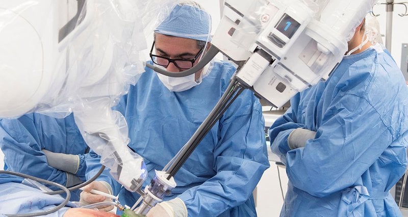 Phẫu thuật nội soi bóc tách u nang buồng trứng bằng cánh tay robot hiện đại