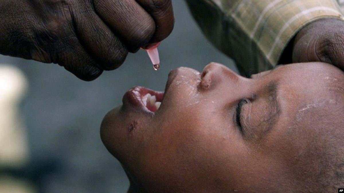 Trẻ được uống vắc-xin phòng bệnh bại liệt