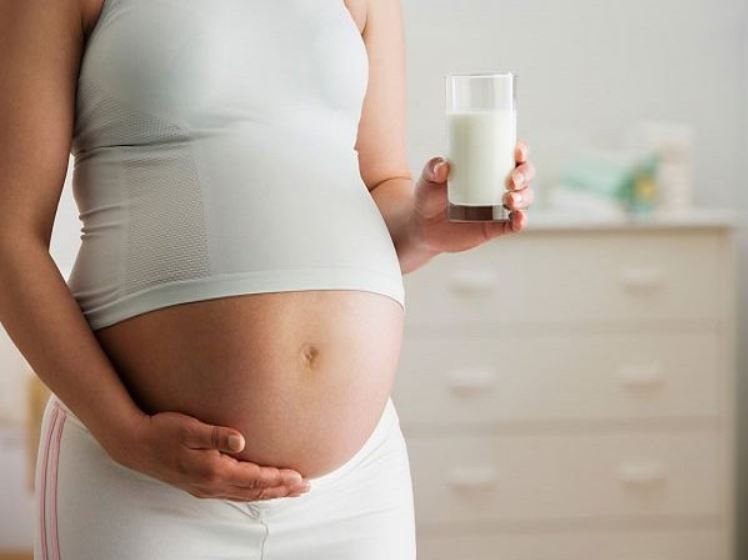 mẹ bầu mang thai có thai uống sữa