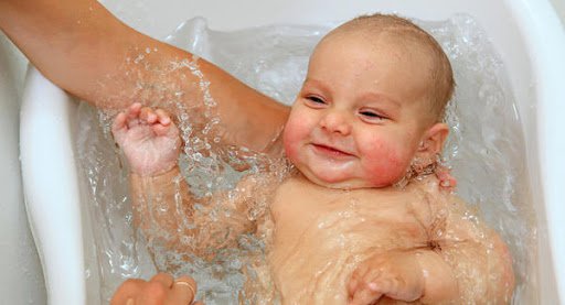 Việc tắm cho cả mẹ và bé khi chỉ có một mình rất khó khăn