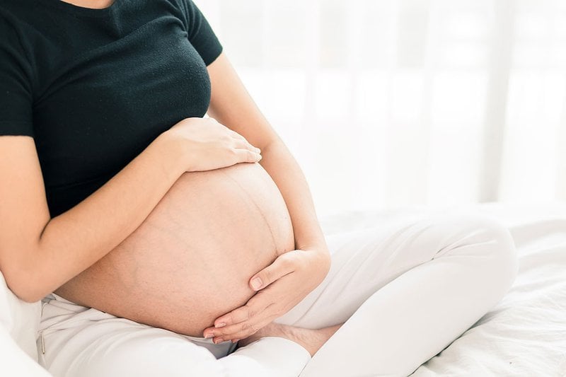 Mang thai hơn 3 tháng bị ra dịch nước trắng