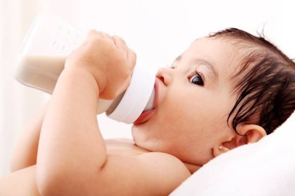 Có nên bổ sung sữa công thức cho trẻ 1 tuổi không?