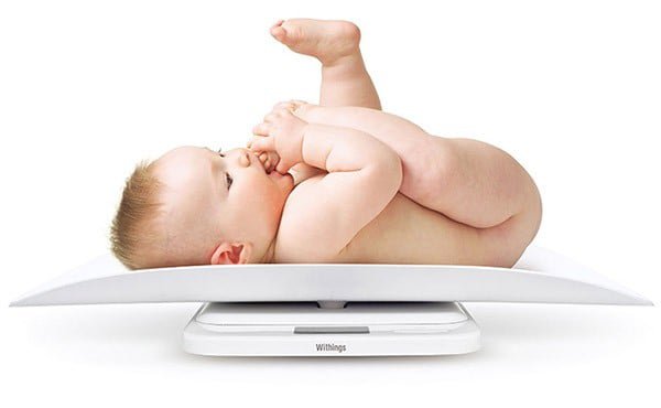 Trẻ hơn 2 tháng tuổi nặng 4.9kg có bị suy dinh dưỡng không?