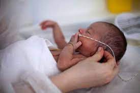 Sau sinh mổ trẻ khóc tím người phải thở oxy có sao không?