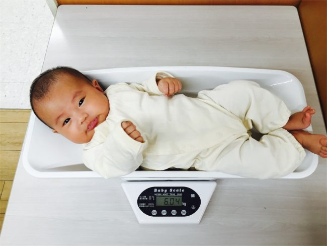 Trẻ 6,5 tháng, nặng 6kg, cao 60cm có ảnh hưởng gì không?