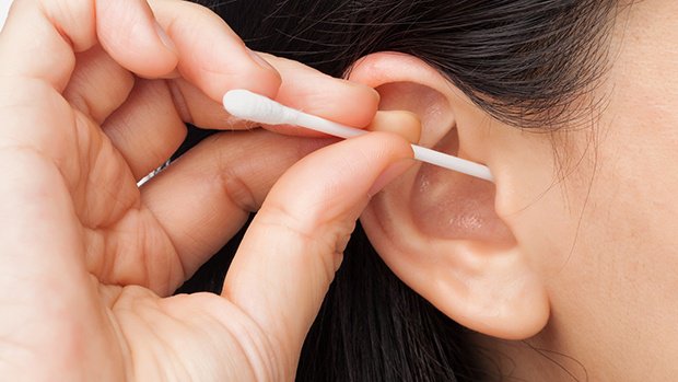 Ù tai kèm chảy máu tai sau khi bị dị vật vào tai có sao không?