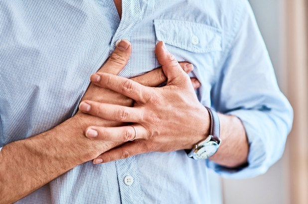 Lão hóa ảnh hưởng tim gây ra các cơn đau ngực cho người bệnh