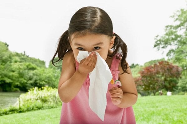 Trẻ 4 tuổi hắt hơi sổ mũi kèm chảy máu mũi nhẹ khắc phục thế nào?