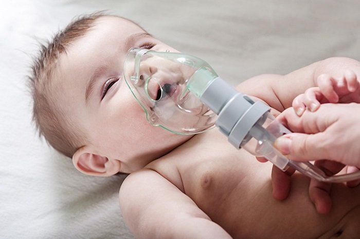 Trẻ 21 tháng tuổi tiền sử viêm phổi bị ho có phải hen suyễn không?