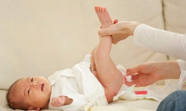 Trẻ sơ sinh đi ngoài ra máu có nguy hiểm không?
