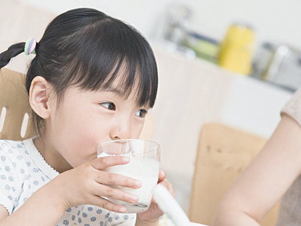 Các nhà nghiên cứu chỉ ra trong sữa có hormone tăng trưởng liên quan đến dậy thì sớm