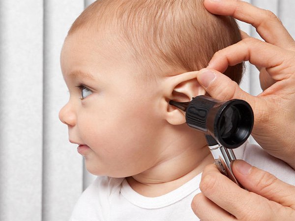 Trẻ máu chảy trong tai có nguy hiểm không?