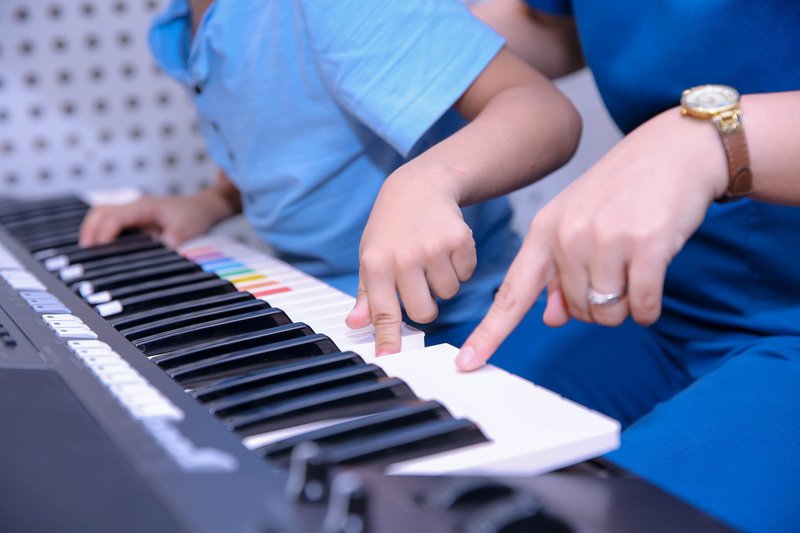 dạy nhạc cho trẻ tự kỷ