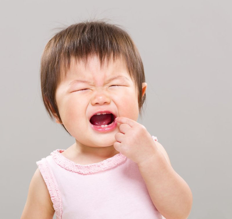 Trẻ mọc răng hàm trước khi mọc răng cửa có sao không?