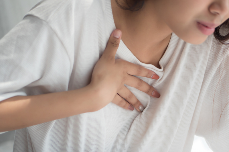 Đau nhẹ vùng ngực trái kèm nóng ran là bệnh gì?