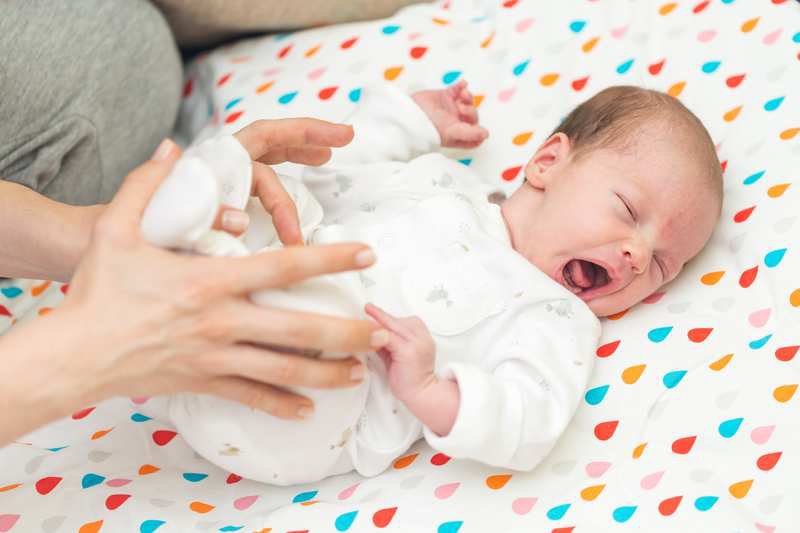 Trẻ 1 tháng tuổi hay vặn mình, rặn đỏ mặt trong lúc ngủ