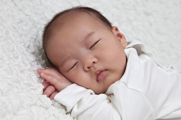 trẻ sơ sinh thở khò khè khi ngủ