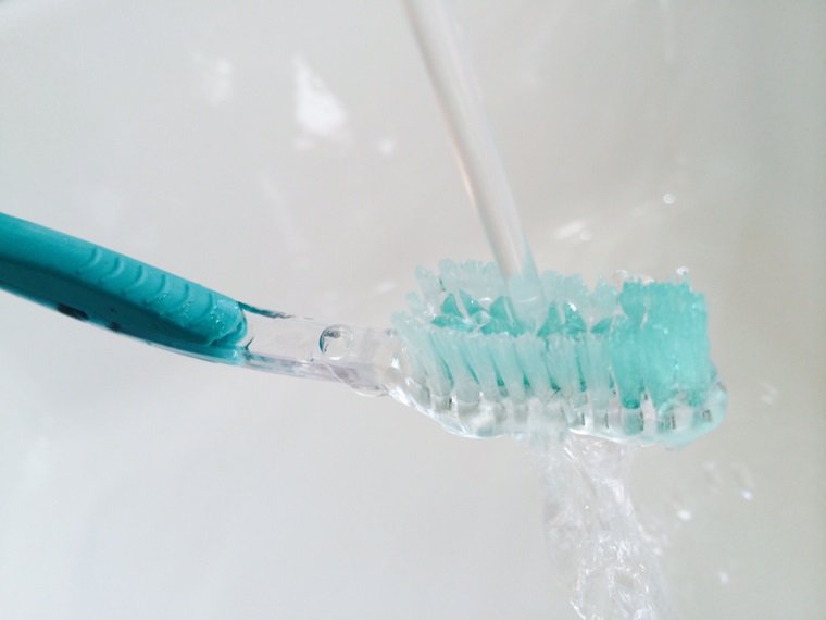cách vệ sinh bàn chải đánh răng
