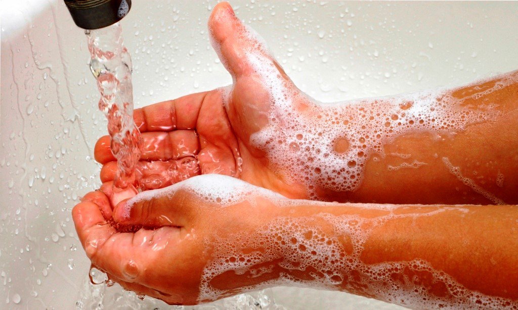Rửa tay thường xuyên bằng xà phòng để phòng ngừa bệnh tay chân miệng