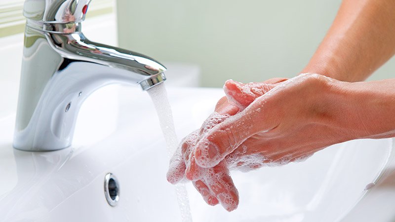 rửa tay sạch sẽ bằng xà phòng