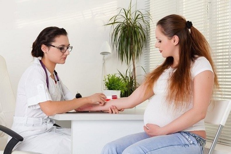 Kiểm tra và điều trị cho thai phụ mắc bệnh là bước quan trọng để ngăn ngừa những biến chứng nghiêm trọng có thể xảy đến với cả mẹ và bé