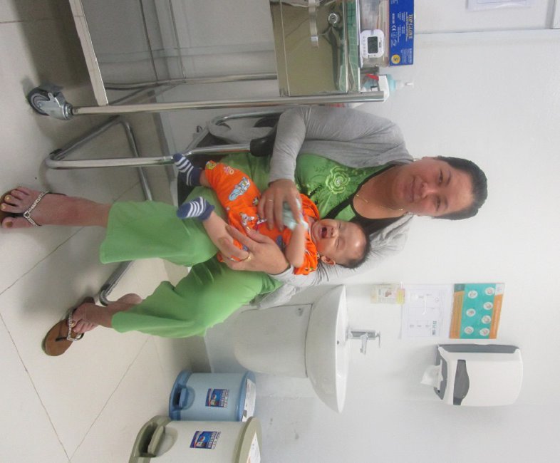Đều đặn theo lịch, chị Thúy Sinh lại đưa cậu con trai kháu khỉnh của mình tới Vinmec Phú Quốc thăm khám, vì rất tin tưởng vào đội ngũ bác sĩ và dịch vụ tại bệnh viện.