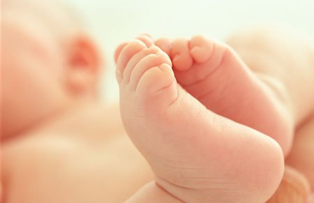 Lấy máu ở gót chân trẻ sơ sinh: Cần lấy mấy giọt? Bao lâu có kết quả?