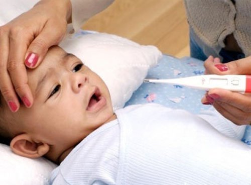 Trẻ bị sốt: Khi nào nên đưa bé đi khám?