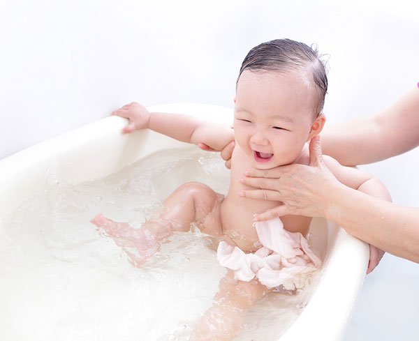 Những điểm cha mẹ cần chú ý khi chăm sóc bé trong tháng đầu - Bài 2: Chăm sóc da và rốn