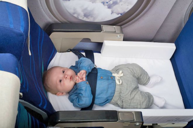 Trẻ sơ sinh đi máy bay: Những điều cần lưu ý