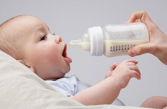 Các tư thế ăn uống khiến trẻ dễ sặc sữa