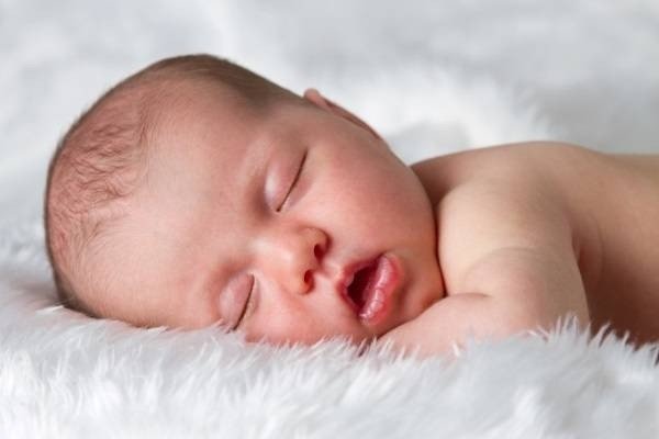 Trẻ sơ sinh ngủ nhiều tốt không