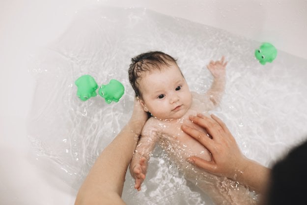 Lần tắm đầu tiên của bé: Những điều cha mẹ mới phải biết | Vinmec
