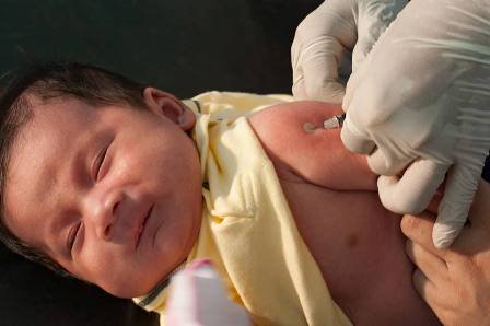 Tiêm vắc xin lao cho trẻ sơ sinh
