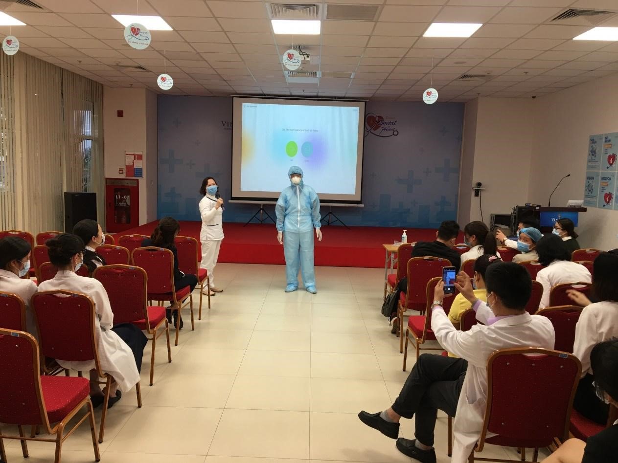 Bệnh viện Vinmec Hải Phòng hướng dẫn cán bộ y tế khối lâm sàng mặc trang phục bảo hộ khi chăm sóc người bệnh nghi ngờ nhiễm virus nCoV