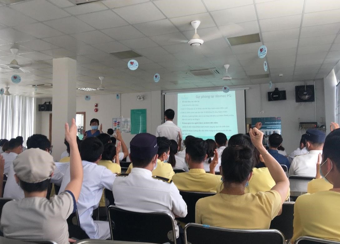 Các cán bộ nhân viên Bệnh viện Vinmec Phú Quốc tích cực tìm hiểu về dịch bệnh để chủ động phòng tránh