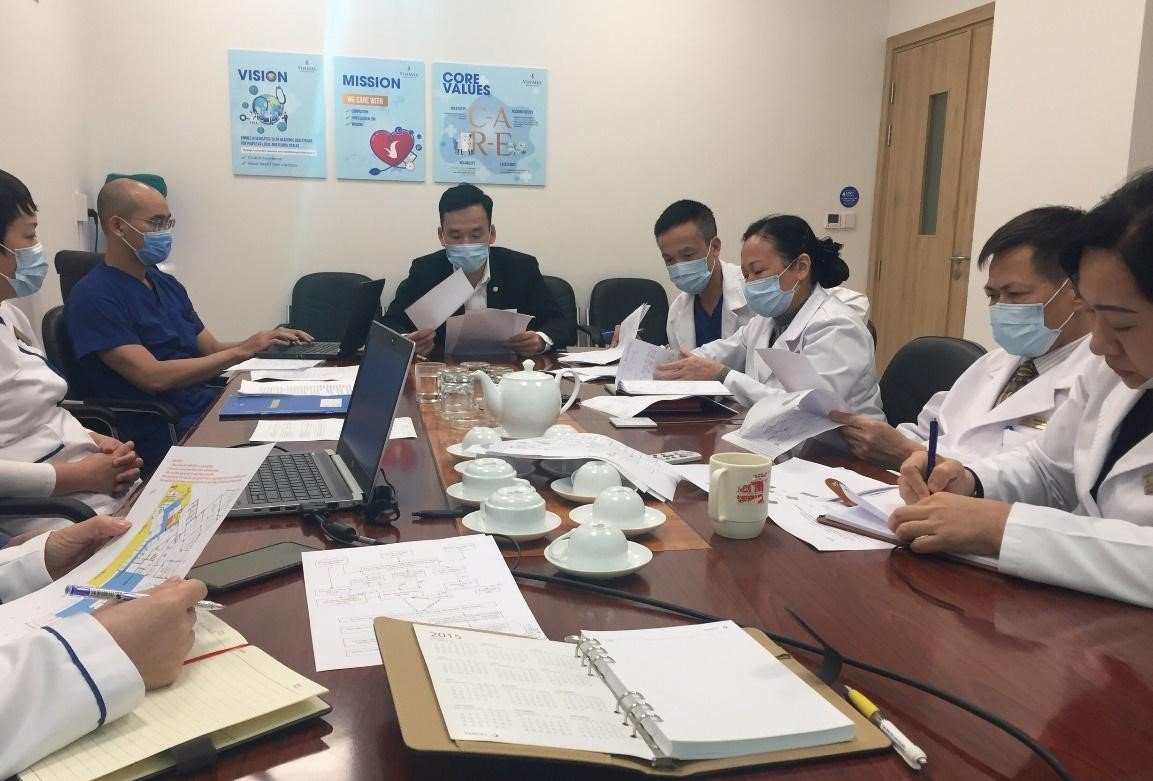 Ban lãnh đạo Bệnh viện Vinmec Hạ Long họp đánh giá lại luồng tiếp nhận bệnh nhân trong trường hợp dịch bùng phát