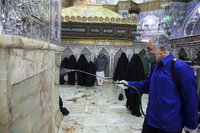 Nhân viên khử trùng tại một nơi cầu nguyện ở Iran