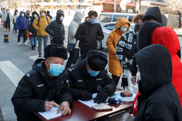 Nhân viên ở Bắc Kinh đi làm ngày 3-3 phải đo thân nhiệt và khai báo nhân thân