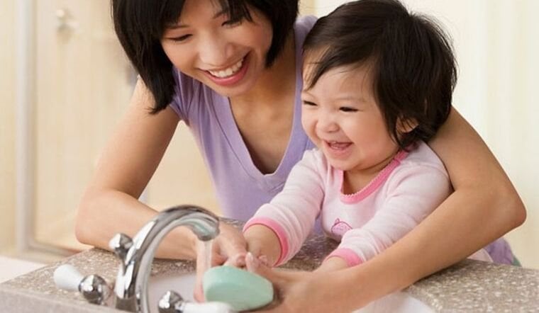 Lưu ý khi rửa tay sát khuẩn cho bé
