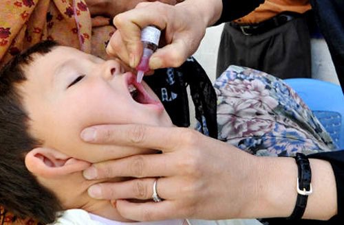 Uống vắc-xin bại liệt nằm trong Chương trình tiêm chủng mở rộng của Việt Nam