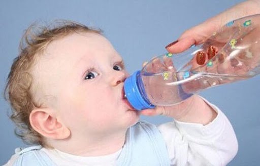 Uống nhiều nước rất tốt cho trẻ