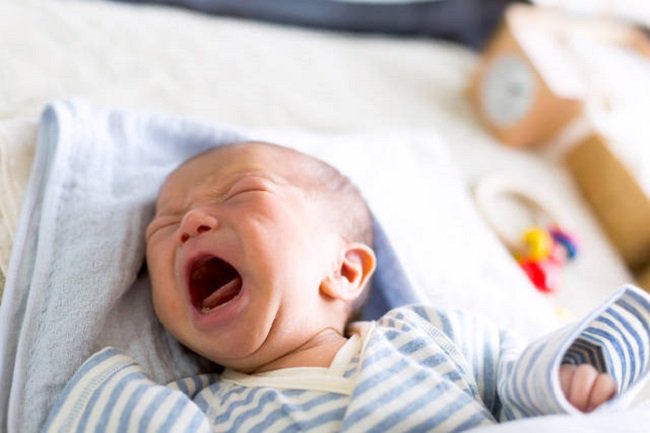 Trẻ sơ sinh thường khóc nhiều trong những ngày đầu