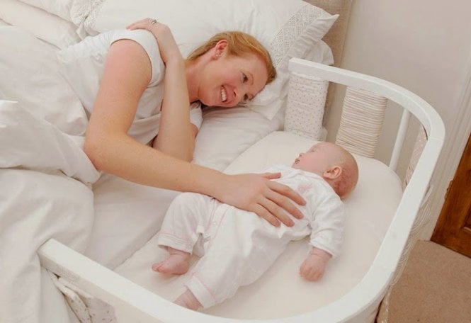 Cho bé ngủ trong cũi đặt cạnh giường bố mẹ là biện pháp an toàn nhất