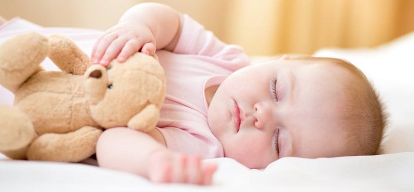 Trẻ sơ sinh ngủ nhiều cả ban ngày lẫn ban đêm