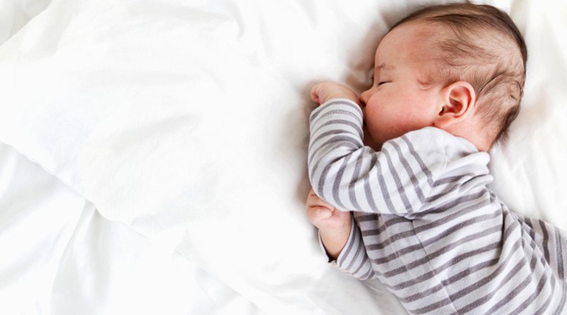 Trẻ sơ sinh ngủ trên giường có nguy hiểm?